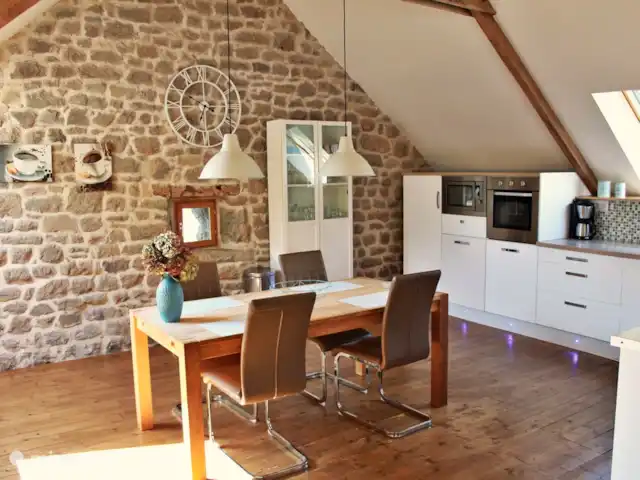 L'Hirondelle - un lugar especial en Francia, Morbihan, Ploërdut - casa vacacional amplia cocina abierta con todos los electrodomésticos