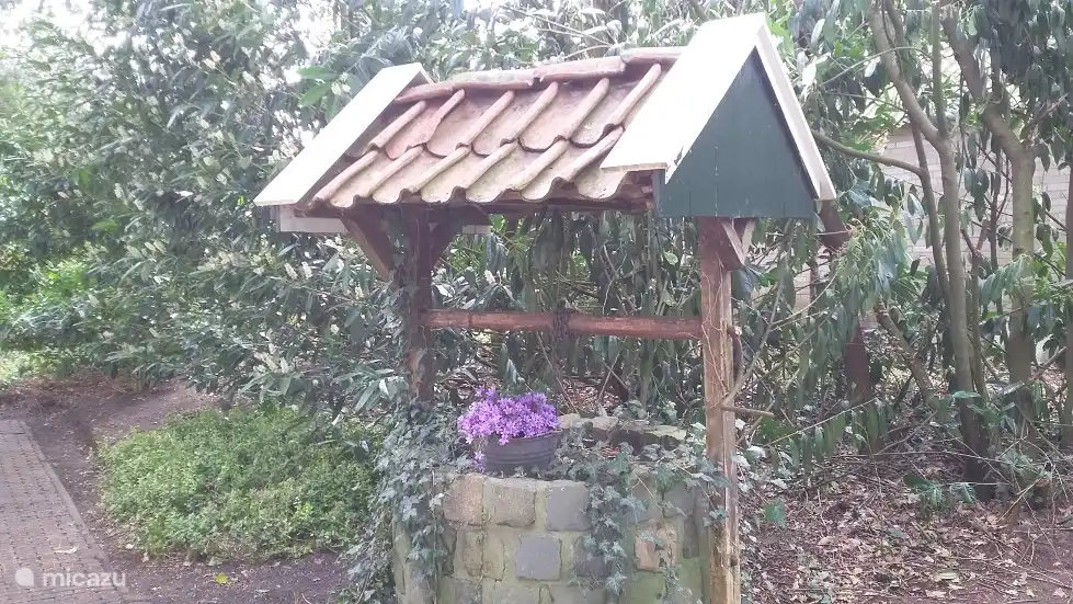 Alte gut mit Beleuchtung unter dem Dach