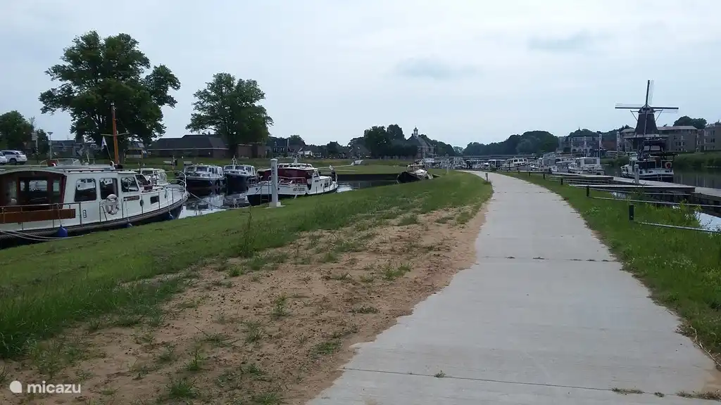 Im Sommer kann man entlang der Vecht viele Boote sehen