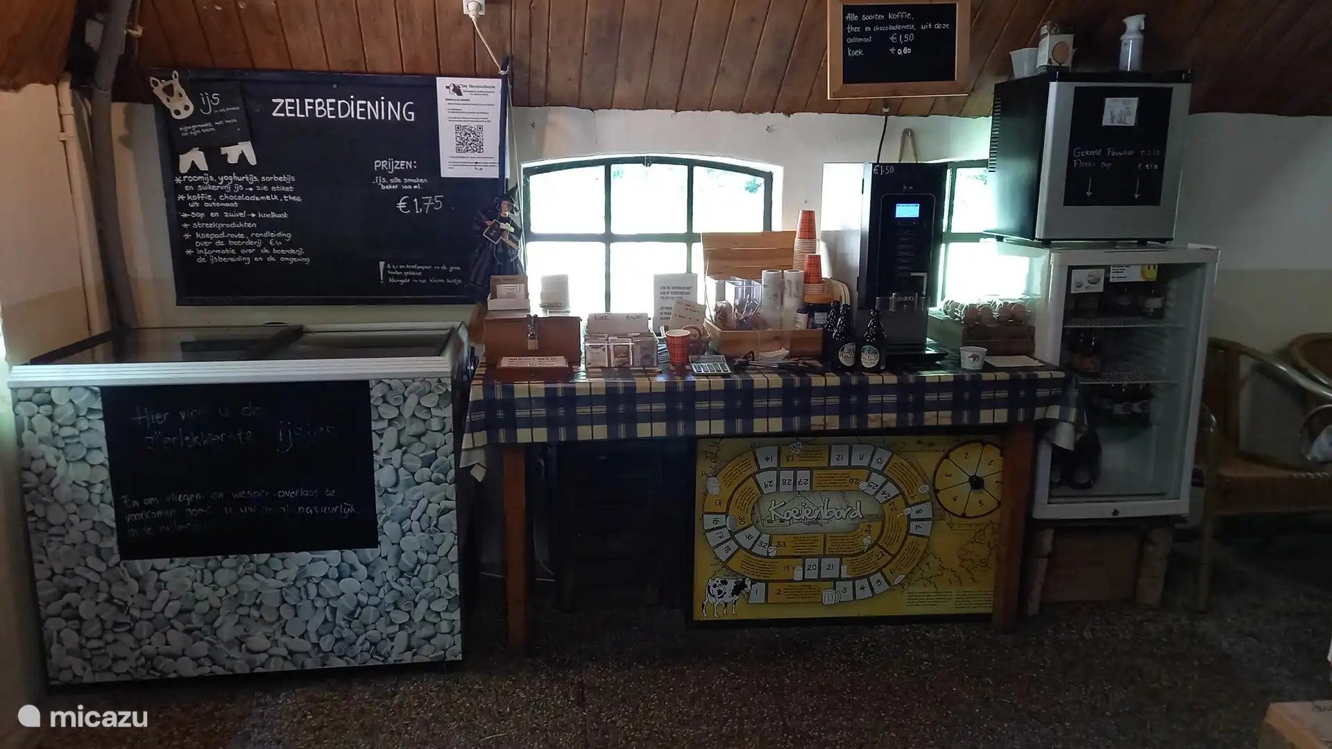 Selbstbedienung! Auf dem Meulenhof können Sie Eis und kaltes Bier kaufen.