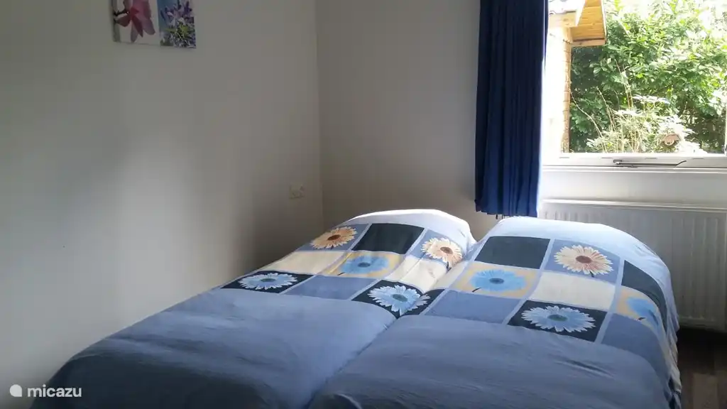 Schlafzimmer mit zwei Einzelbetten