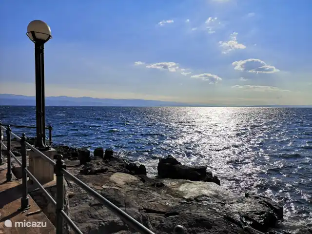 Villa Kyra - apartamento 2 en Croacia, Kvarner, Lovran - apartamento Lungomare, ruta a pie a lo largo del agua que comienza en Lovran