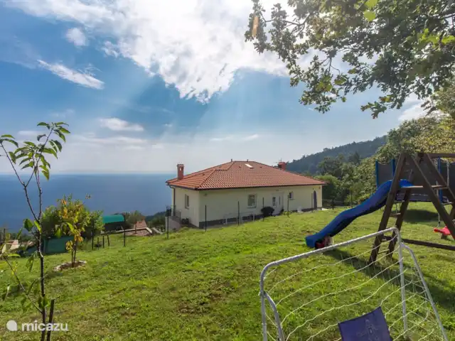 Villa Kyra - apartamento 2 en Croacia, Kvarner, Lovran - apartamento parque infantil en la parte trasera de la casa