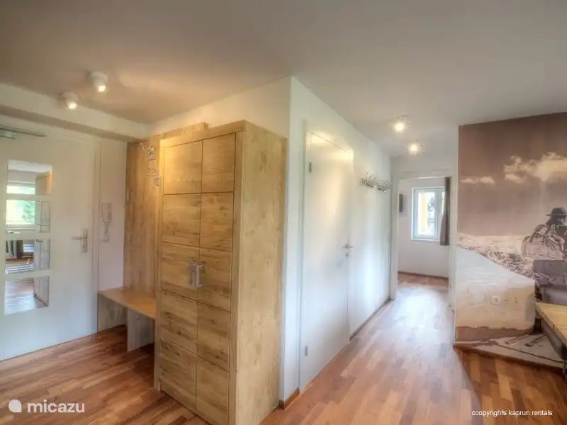 El apartamento está amueblado de forma moderna y tiene un ambiente cálido debido al uso de mucha madera y materiales naturales. La sala de estar es espaciosa con una gran cocina abierta, un acogedor comedor donde tiene una magnífica vista panorámica del Maiskogel y el Kitzsteinhorn.