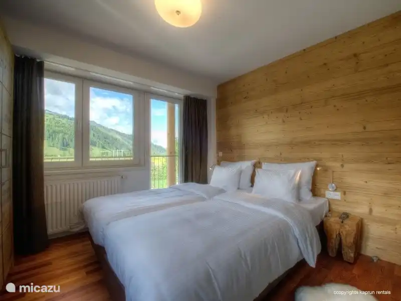 Hay tres dormitorios, dos con camas dobles y uno con dos camas individuales; dos baños, uno con bañera y sauna al que se accede directamente desde el dormitorio principal. Hay un segundo baño separado en el pasillo. Además, el salón dispone de un lujoso sofá cama doble.