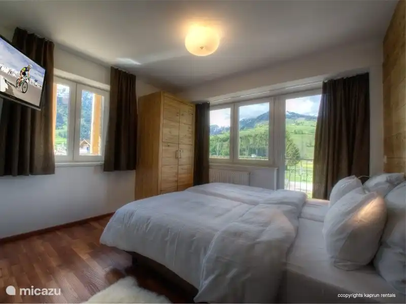 Hay tres dormitorios, dos con camas dobles y uno con dos camas individuales; dos baños, uno con bañera y sauna al que se accede directamente desde el dormitorio principal. Hay un segundo baño separado en el pasillo. Además, el salón dispone de un lujoso sofá cama doble.