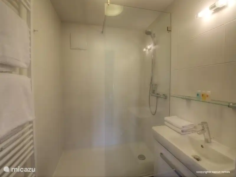 Hay tres dormitorios, dos con camas dobles y uno con dos camas individuales; dos baños, uno con bañera y sauna al que se accede directamente desde el dormitorio principal. Hay un segundo baño separado en el pasillo. Además, el salón dispone de un lujoso sofá cama doble.