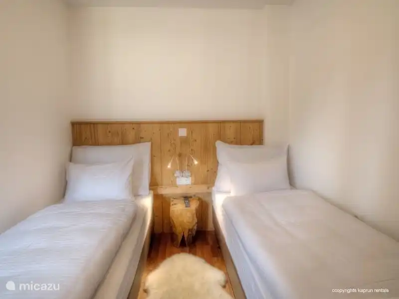 Hay tres dormitorios, dos con camas dobles y uno con dos camas individuales; dos baños, uno con bañera y sauna al que se accede directamente desde el dormitorio principal. Hay un segundo baño separado en el pasillo. Además, el salón dispone de un lujoso sofá cama doble.