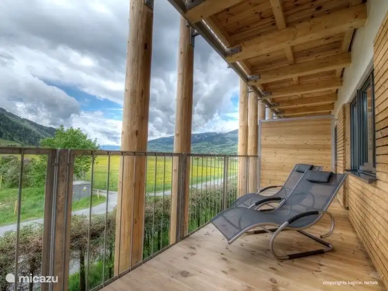 Desde el salón tiene acceso directo al balcón muy grande con una vista magnífica de las montañas circundantes.