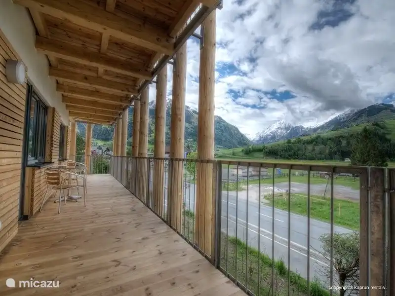 Desde el salón tiene acceso directo al balcón muy grande con una vista magnífica de las montañas circundantes.