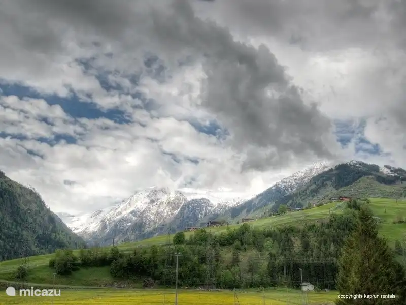 Desde el salón tiene acceso directo al balcón muy grande con una vista magnífica de las montañas circundantes.