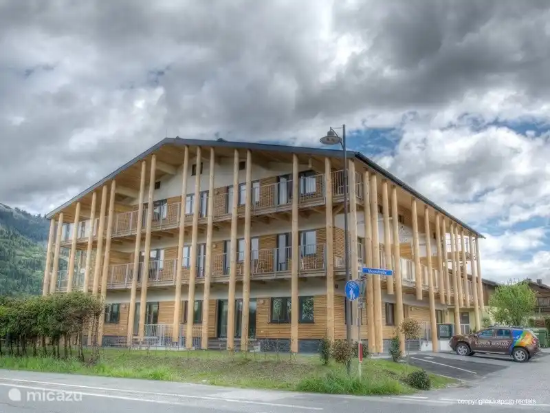 El complejo de apartamentos con estilo especial Residence Alpin Kaprun con su aspecto especial tiene su propio bienestar y una zona de juegos privada para los niños. Residence Alpin Kaprun tiene una ubicación céntrica, a poca distancia a pie de Kaprun con todos sus acogedores restaurantes, bares y tiendas.