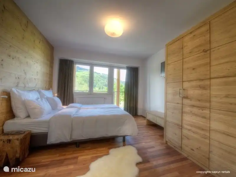 Hay tres dormitorios, dos con camas dobles y uno con dos camas individuales; dos baños, uno con bañera y sauna al que se accede directamente desde el dormitorio principal. Hay un segundo baño separado en el pasillo. Además, el salón dispone de un lujoso sofá cama doble.