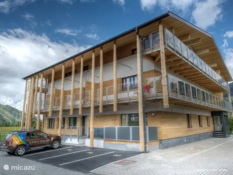 El complejo de apartamentos con estilo especial Residence Alpin Kaprun con su aspecto especial tiene su propio bienestar y una zona de juegos privada para los niños. Residence Alpin Kaprun tiene una ubicación céntrica, a poca distancia a pie de Kaprun con todos sus acogedores restaurantes, bares y tiendas.