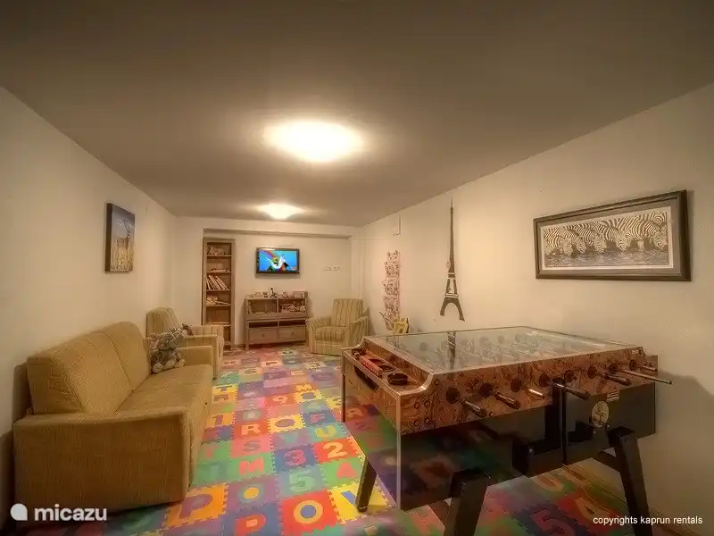 El complejo de apartamentos con estilo especial Residence Alpin Kaprun con su aspecto especial tiene su propio bienestar y una zona de juegos privada para los niños. Residence Alpin Kaprun tiene una ubicación céntrica, a poca distancia a pie de Kaprun con todos sus acogedores restaurantes, bares y tiendas.