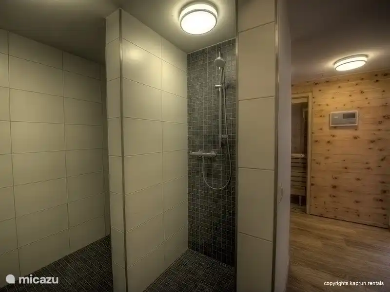 El complejo de apartamentos con estilo especial Residence Alpin Kaprun con su aspecto especial tiene su propio bienestar y una zona de juegos privada para los niños. Residence Alpin Kaprun tiene una ubicación céntrica, a poca distancia a pie de Kaprun con todos sus acogedores restaurantes, bares y tiendas.