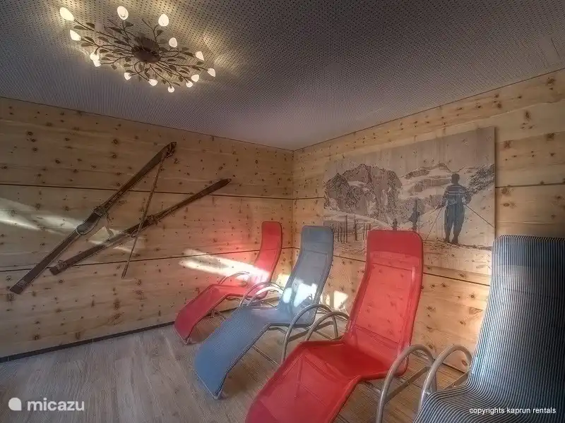 El complejo de apartamentos con estilo especial Residence Alpin Kaprun con su aspecto especial tiene su propio bienestar y una zona de juegos privada para los niños. Residence Alpin Kaprun tiene una ubicación céntrica, a poca distancia a pie de Kaprun con todos sus acogedores restaurantes, bares y tiendas.