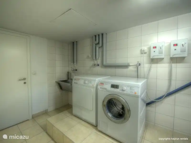 El complejo de apartamentos con estilo especial Residence Alpin Kaprun con su aspecto especial tiene su propio bienestar y una zona de juegos privada para los niños. Residence Alpin Kaprun tiene una ubicación céntrica, a poca distancia a pie de Kaprun con todos sus acogedores restaurantes, bares y tiendas.