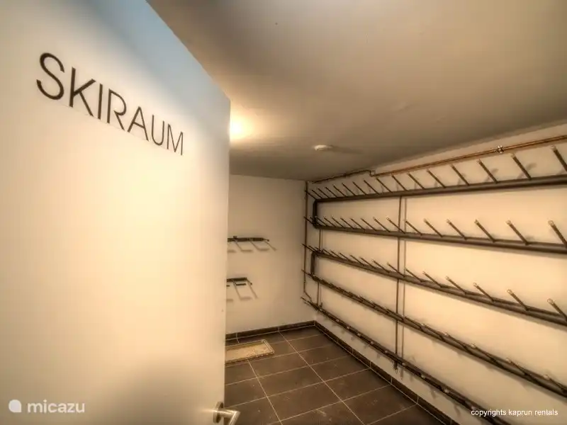 El complejo de apartamentos con estilo especial Residence Alpin Kaprun con su aspecto especial tiene su propio bienestar y una zona de juegos privada para los niños. Residence Alpin Kaprun tiene una ubicación céntrica, a poca distancia a pie de Kaprun con todos sus acogedores restaurantes, bares y tiendas.