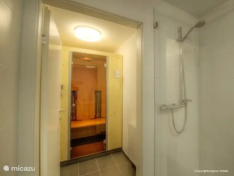 Hay tres dormitorios, dos con camas dobles y uno con dos camas individuales; dos baños, uno con bañera y sauna al que se accede directamente desde el dormitorio principal. Hay un segundo baño separado en el pasillo. Además, el salón dispone de un lujoso sofá cama doble.