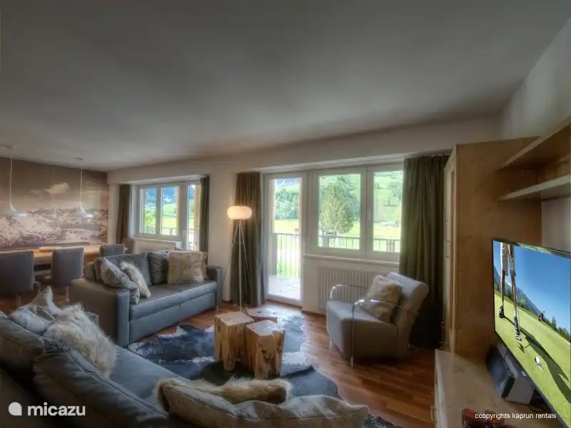 El apartamento está amueblado de forma moderna y tiene un ambiente cálido debido al uso de mucha madera y materiales naturales. La sala de estar es espaciosa con una gran cocina abierta, un acogedor comedor donde tiene una magnífica vista panorámica del Maiskogel y el Kitzsteinhorn.