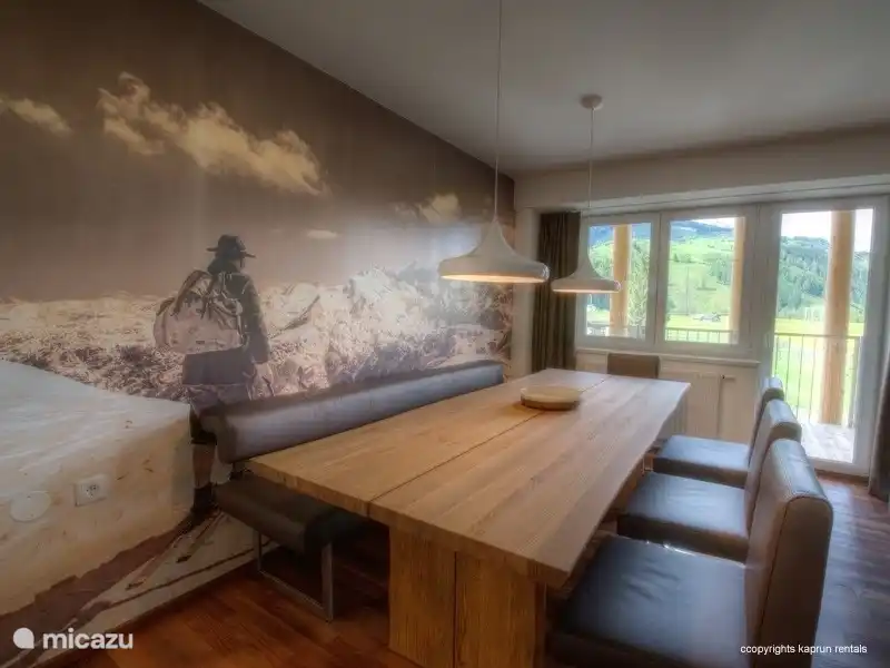 El apartamento está amueblado de forma moderna y tiene un ambiente cálido debido al uso de mucha madera y materiales naturales. La sala de estar es espaciosa con una gran cocina abierta, un acogedor comedor donde tiene una magnífica vista panorámica del Maiskogel y el Kitzsteinhorn.