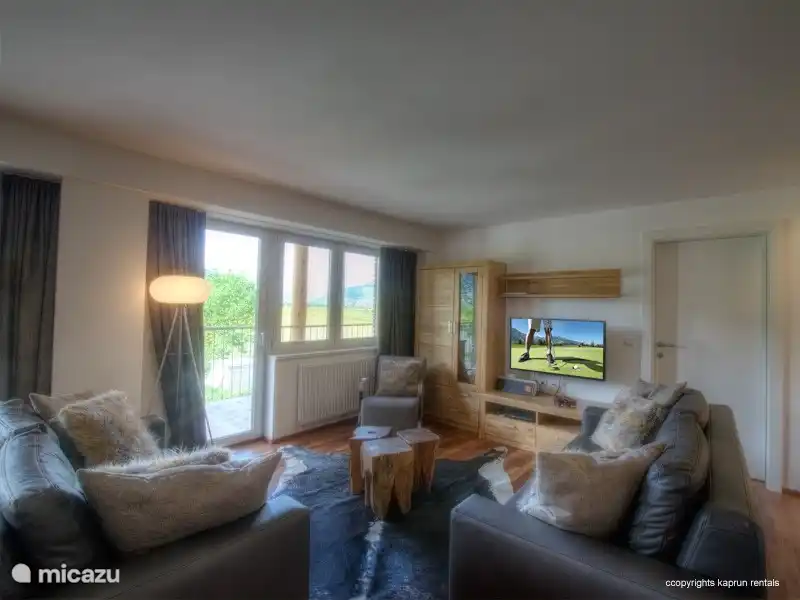 El apartamento está amueblado de forma moderna y tiene un ambiente cálido debido al uso de mucha madera y materiales naturales. La sala de estar es espaciosa con una gran cocina abierta, un acogedor comedor donde tiene una magnífica vista panorámica del Maiskogel y el Kitzsteinhorn.