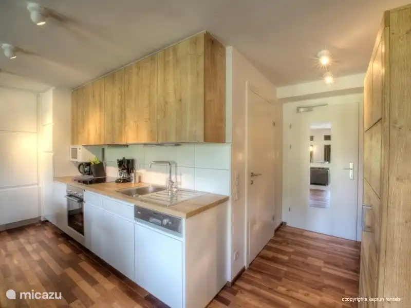 El apartamento está amueblado de forma moderna y tiene un ambiente cálido debido al uso de mucha madera y materiales naturales. La sala de estar es espaciosa con una gran cocina abierta, un acogedor comedor donde tiene una magnífica vista panorámica del Maiskogel y el Kitzsteinhorn.