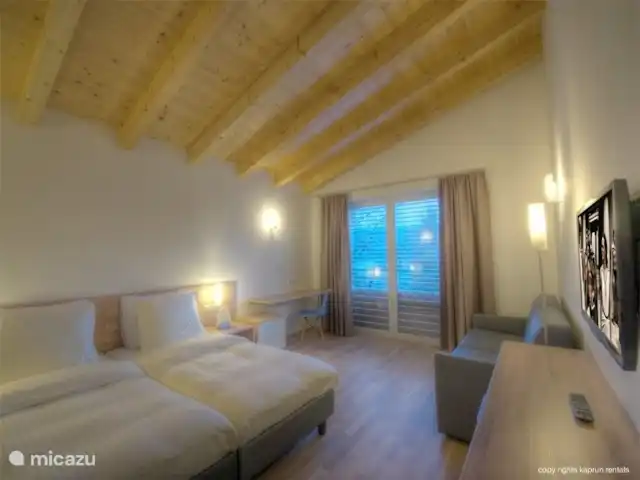 Residencia Kitzsteinhornblick Top2 en Austria, Salzburgo, Zell am See - penthouse Hay 3 amplios dormitorios, dos baños y un aseo separado. Además, el sofá de la sala de estar se puede usar como sofá cama, o puede usar el sofá cama adicional en el dormitorio principal.