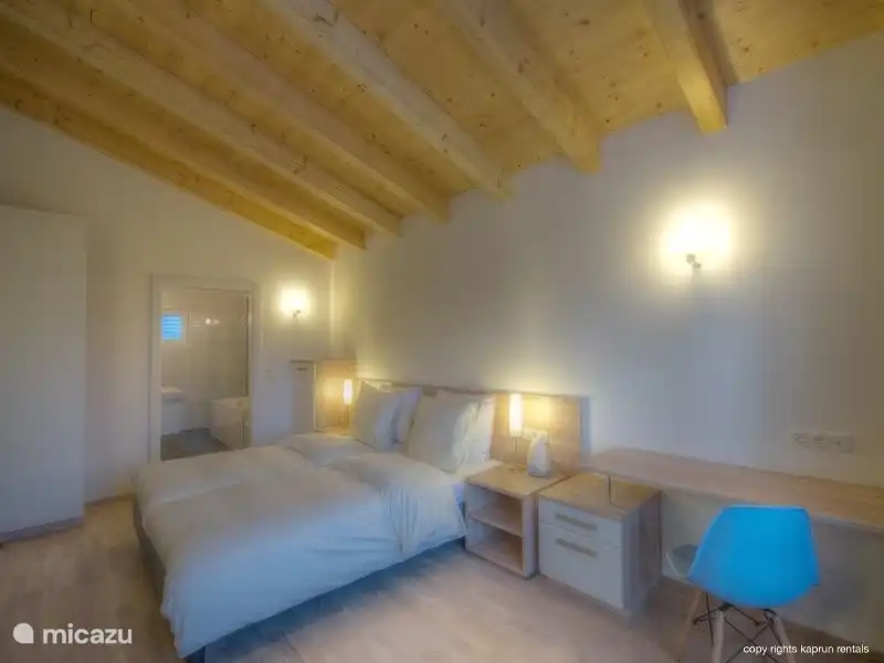 s gibt 3 geräumige Schlafzimmer, zwei Badezimmer und eine separate Toilette. Die Couch im Wohnzimmer kann als Schlafcouch genutzt werden, oder Sie können die zusätzlichen Schlafsofa im Schlafzimmer verwenden.