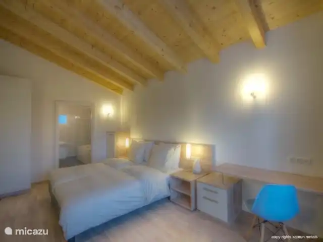 Residencia Kitzsteinhornblick Top2 en Austria, Salzburgo, Zell am See - penthouse Hay 3 amplios dormitorios, dos baños y un aseo independiente. Además, el sofá de la sala de estar se puede usar como sofá cama, o puede usar el sofá cama adicional en el dormitorio principal.