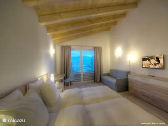 Residencia Kitzsteinhornblick Top2 en Austria, Salzburgo, Zell am See - penthouse Hay 3 amplios dormitorios, dos baños y un aseo separado. Además, el sofá de la sala de estar se puede usar como sofá cama, o puede usar el sofá cama adicional en el dormitorio principal.