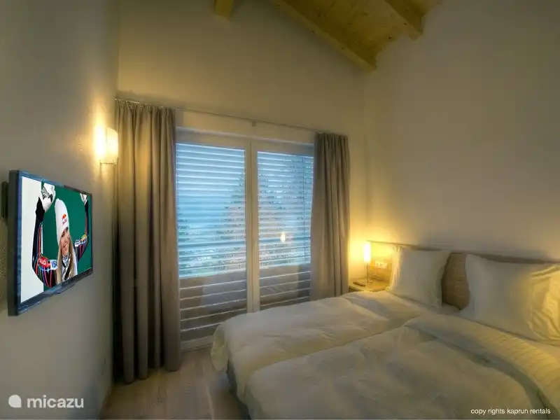 s gibt 3 geräumige Schlafzimmer, zwei Badezimmer und eine separate Toilette. Die Couch im Wohnzimmer kann als Schlafcouch genutzt werden, oder Sie können die zusätzlichen Schlafsofa im Schlafzimmer verwenden.