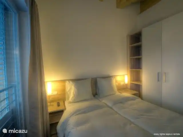 Residencia Kitzsteinhornblick Top2 en Austria, Salzburgo, Zell am See - penthouse Hay 3 amplios dormitorios, dos baños y un aseo separado. Además, el sofá de la sala de estar se puede usar como sofá cama, o puede usar el sofá cama adicional en el dormitorio principal.