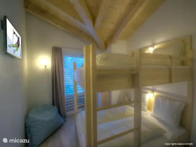 Residencia Kitzsteinhornblick Top2 en Austria, Salzburgo, Zell am See - penthouse Hay 3 amplios dormitorios, dos baños y un aseo separado. Además, el sofá de la sala de estar se puede usar como sofá cama, o puede usar el sofá cama adicional en el dormitorio principal.