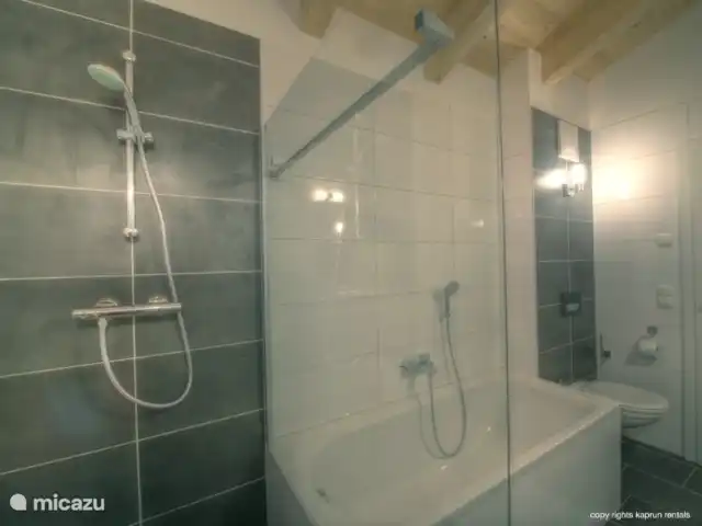 Residencia Kitzsteinhornblick Top2 en Austria, Salzburgo, Zell am See - penthouse Hay 2 baños amplios y lujosos, un aseo independiente y un lavadero.