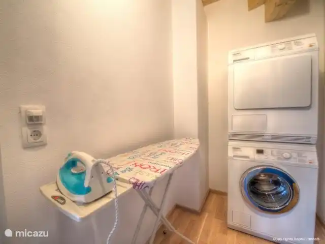 Residencia Kitzsteinhornblick Top2 en Austria, Salzburgo, Zell am See - penthouse Hay 2 baños amplios y lujosos, un aseo independiente y un lavadero.