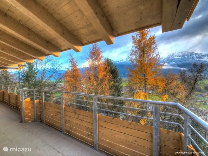 Residenz Kitzsteinhornblick liegt auf dem Berg zwischen Zell am See und Kaprun. Vom Wohnzimmer und Terrassen haben Sie einen atemberaubenden Blick auf das Kitzsteinhorn und die Skigebiete Kaprun und das Tal von Zell am See und Kaprun . Weniger als einen Kilometer von der Areitbahn und das Skigebiet 