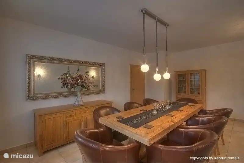 Durch die geräumige Diele kommen Sie in die Küche, die komplett ausgestattet ist. In dem stilvollen Esszimmer haben Sie genügend Platz für alle Gäste. An der großen Tafel können Sie zusammen mit Familie und Freunden einen gelungenen Tag revue passieren lassen.