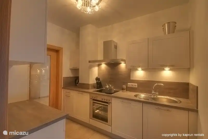 Durch die geräumige Diele kommen Sie in die Küche, die komplett ausgestattet ist. In dem stilvollen Esszimmer haben Sie genügend Platz für alle Gäste. An der großen Tafel können Sie zusammen mit Familie und Freunden einen gelungenen Tag revue passieren lassen.