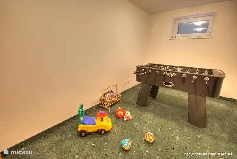 Das Chalet Apartment verfügt über ein Spielzimmer für Kinder, ein skiruim und ein Waschraum mit Waschmaschine und Trockner.