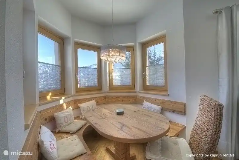 Wenn Sie Privatsphäre und Raum mögen, ist dieses Chalet Apartment ganz das, was Sie suchen. Die Ausstattung der Wohnung ist luxuriös, modern, aber auch sehr romantisch. Ein wunderschöner Tag in den Bergen können geschlossen werden, am Kamin der gemütlichen Wohnzimmer.