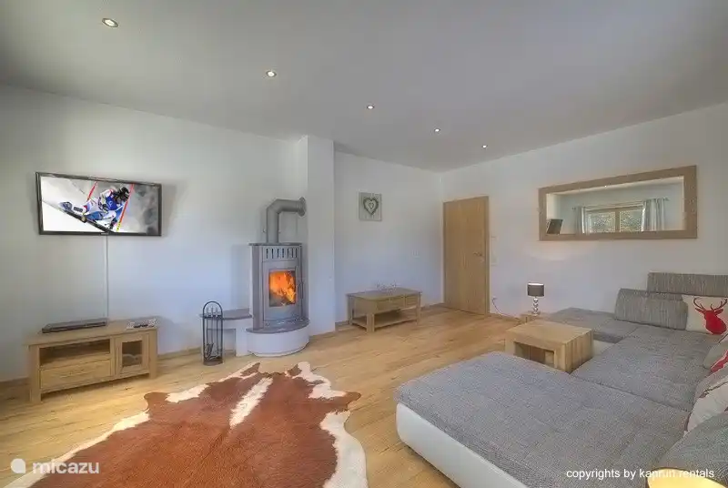 Wenn Sie Privatsphäre und Raum mögen, ist dieses Chalet Apartment ganz das, was Sie suchen. Die Ausstattung der Wohnung ist luxuriös, modern, aber auch sehr romantisch. Ein wunderschöner Tag in den Bergen können geschlossen werden, am Kamin der gemütlichen Wohnzimmer.