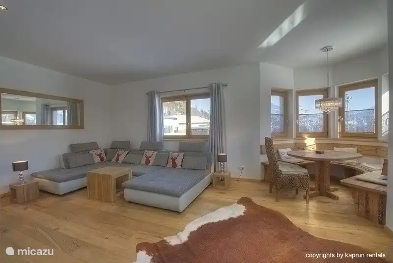 Wenn Sie Privatsphäre und Raum mögen, ist dieses Chalet Apartment ganz das, was Sie suchen. Die Ausstattung der Wohnung ist luxuriös, modern, aber auch sehr romantisch. Ein wunderschöner Tag in den Bergen können geschlossen werden, am Kamin der gemütlichen Wohnzimmer.