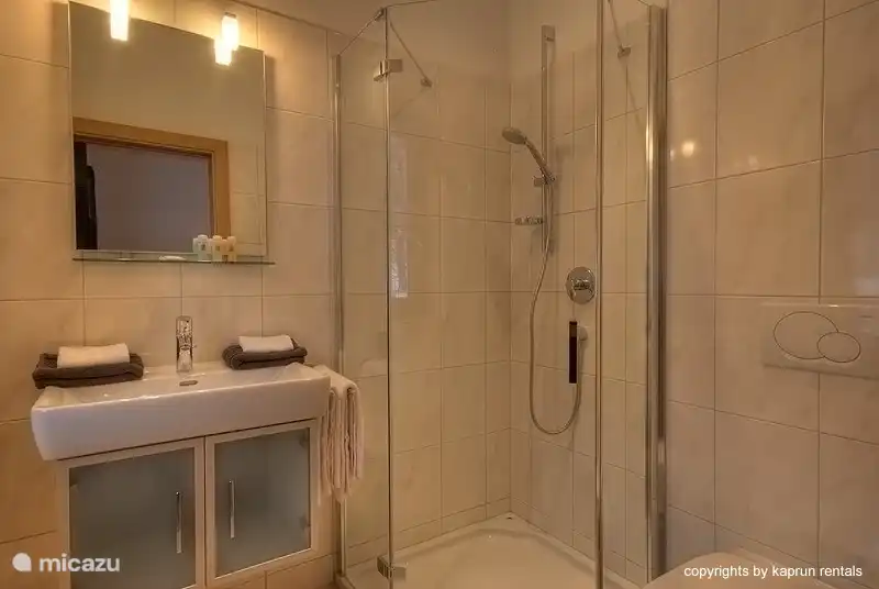Das Hotel liegt im Erdgeschoss, haben Sie 4 Designer-Zimmer mit eigenem Flachbild-TV, ein luxuriöses Badezimmer mit Toilette. Sie haben viel Platz und Privatsphäre.