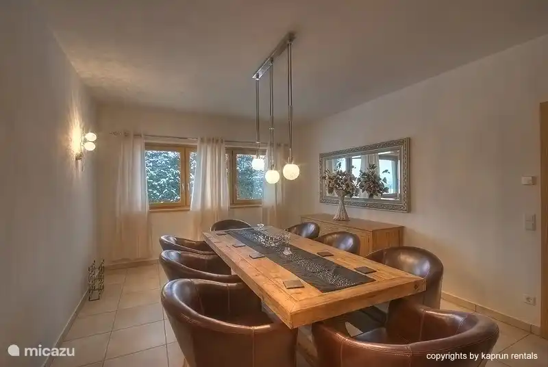 Durch die geräumige Diele kommen Sie in die Küche, die komplett ausgestattet ist. In dem stilvollen Esszimmer haben Sie genügend Platz für alle Gäste. An der großen Tafel können Sie zusammen mit Familie und Freunden einen gelungenen Tag revue passieren lassen.