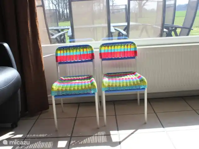 Appartement familial 't Vrielinck | Pays-Bas, Overijssel, Hezingen - maison de vacances 2 petites chaises colorées pour enfants