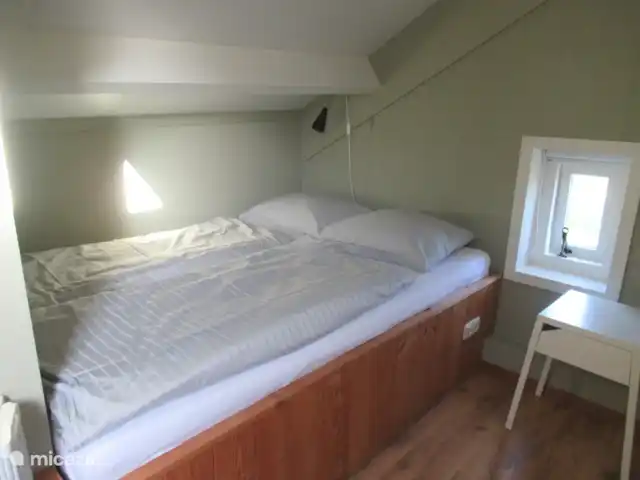 Appartement familial 't Vrielinck | Pays-Bas, Overijssel, Hezingen - maison de vacances Chambre à l’étage avec 1 lit double. lit et 2 lits simples. Lits. Il y a aussi 1 lit bébé à l’étage et un lit de camping que vous pouvez utiliser gratuitement.