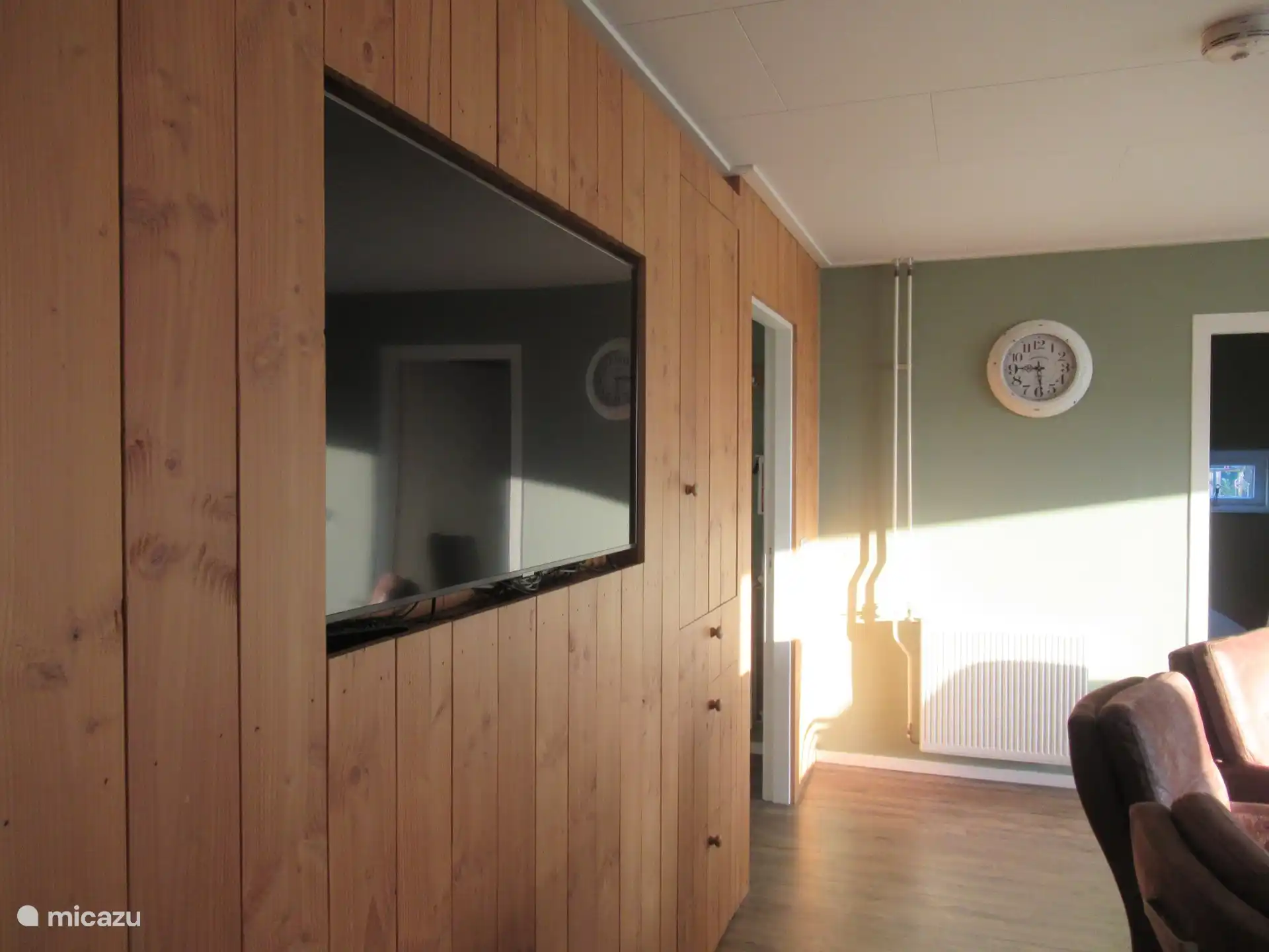 Wohnzimmer, Fernseher mit eingebautem Kühlschrank daneben.