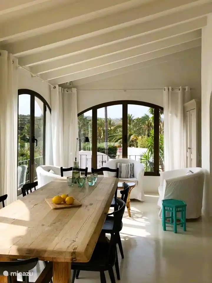 Der Essbereich mit kleiner Sitzecke.